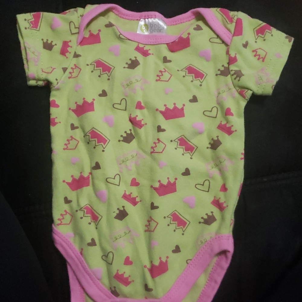 Short sleeve baby onesie